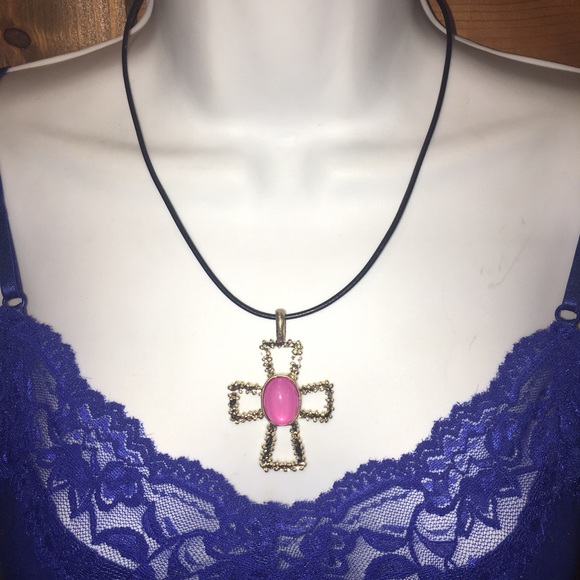 🆕Gold & pink pendant cross on leather necklace - Picture 3 of 8